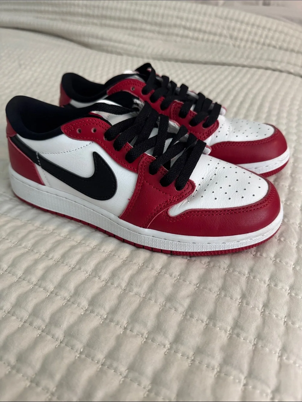 Nike Kids Low-Top Sneakers in White, Red & Black